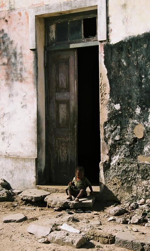 baby in doorway ilha de mocambique